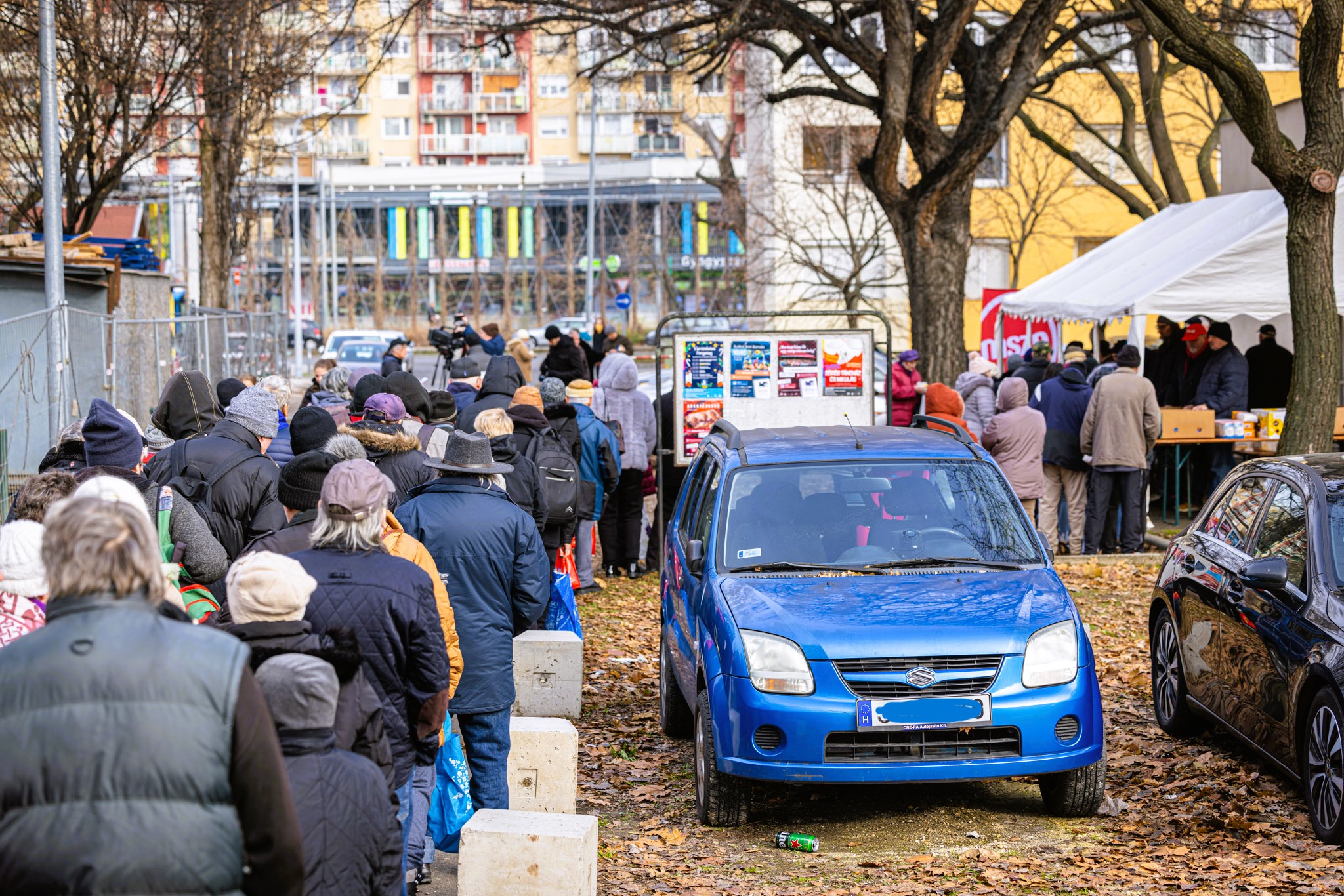 Ételosztás a Fő téren