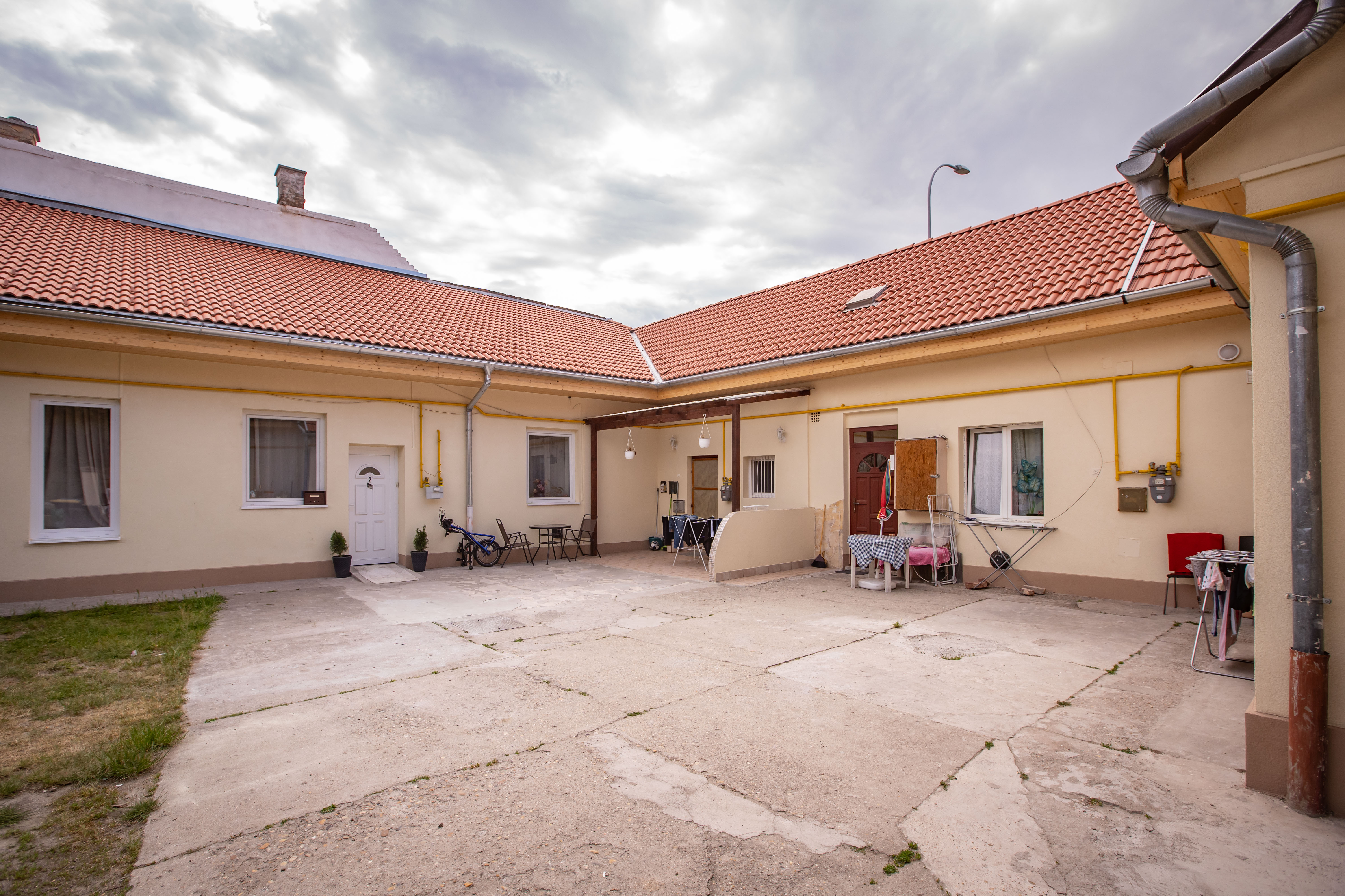Pestújhelyi út 47. számú lakóingatlanok felújítása