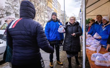 Ételosztás a Fő téren