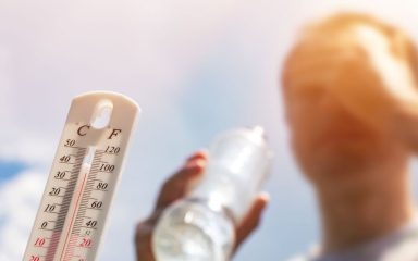 Hőmérő és egy ivó férfi