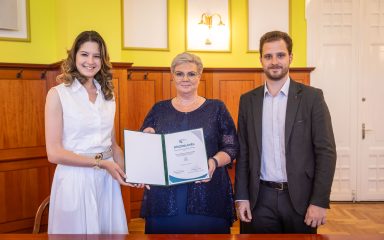 Cserdiné Németh Angéla polgármester és Gyurkó Dániel alpolgármester a ÉTOSZ képviselőjével