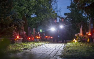 Rendőrök járőröznek a temetőben