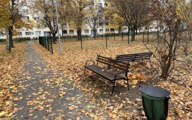 Új padok az Erdőkerülő utcánál