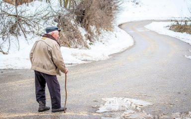 Idős bácsi a csúszós úton