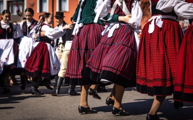 Szilas Néptáncegyüttes népviseletben