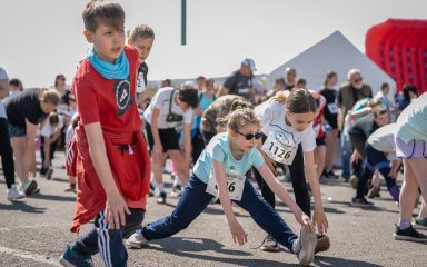 Gyerekek bemelegítenek a Pólus Futónapon