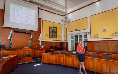 Kiss Gyöngyvér, a Civil Impact Nonprofit Kft. ügyvezető igazgatója előad