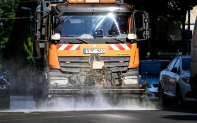 Locsolóautó hűsít a városban