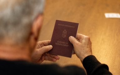 Régi személyi egy bácsi kezében