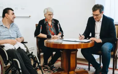 Karácsony Gergely főpolgármester aláírja a szerződést