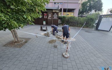 épül a párakapu a Fő téren