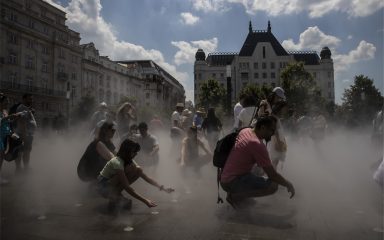 Hűsölnek a budapestiek a párásító szökőkútnál