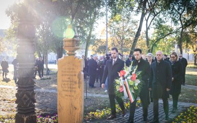 Koszorúzik a kerület vezetése októben 23-án