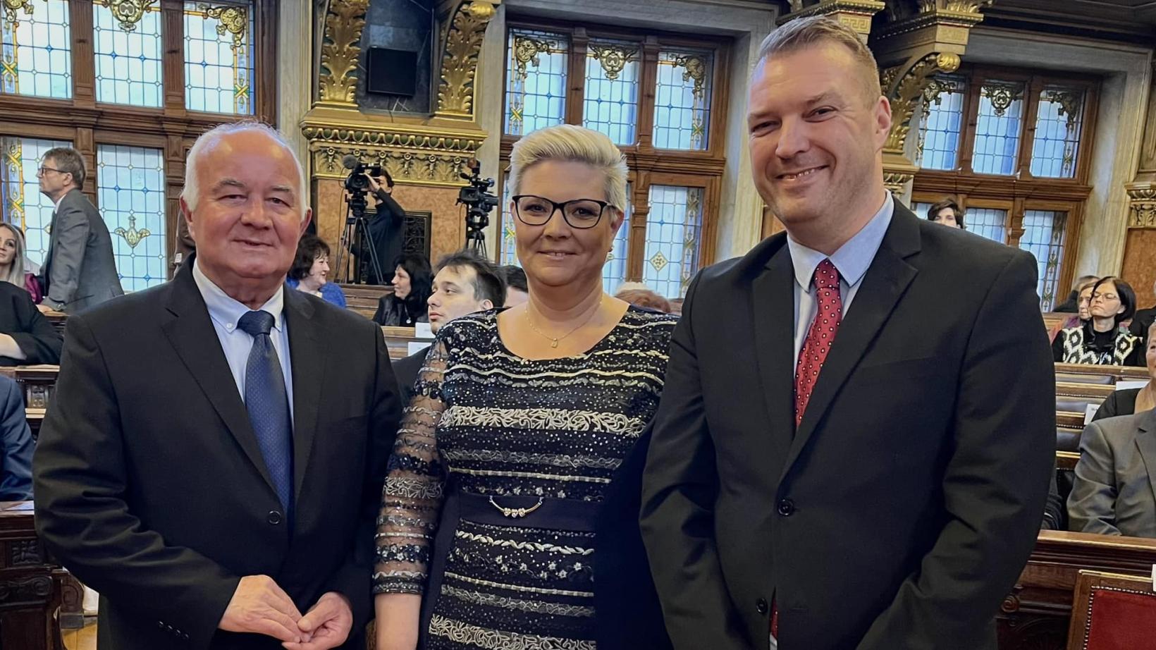 Cserdiné Németh Angéla polgármester és Barkóczi Balázs gratulál Hajdu Lászlónak