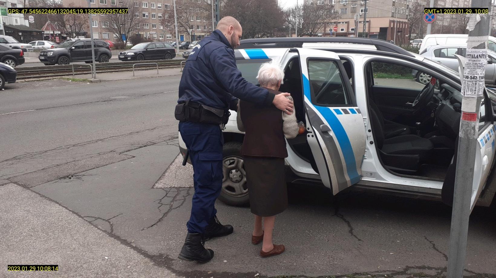 A rendészek segítenek