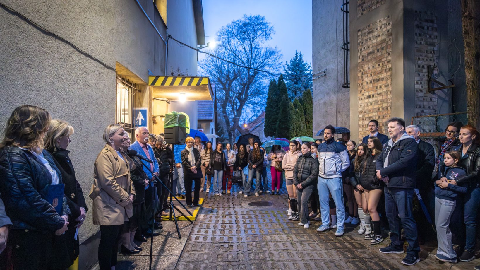 Ünnepélyes keretek között emléktáblát avattunk