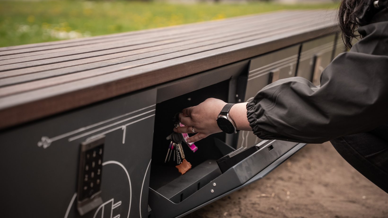 Kódos csomagmegőrző pad