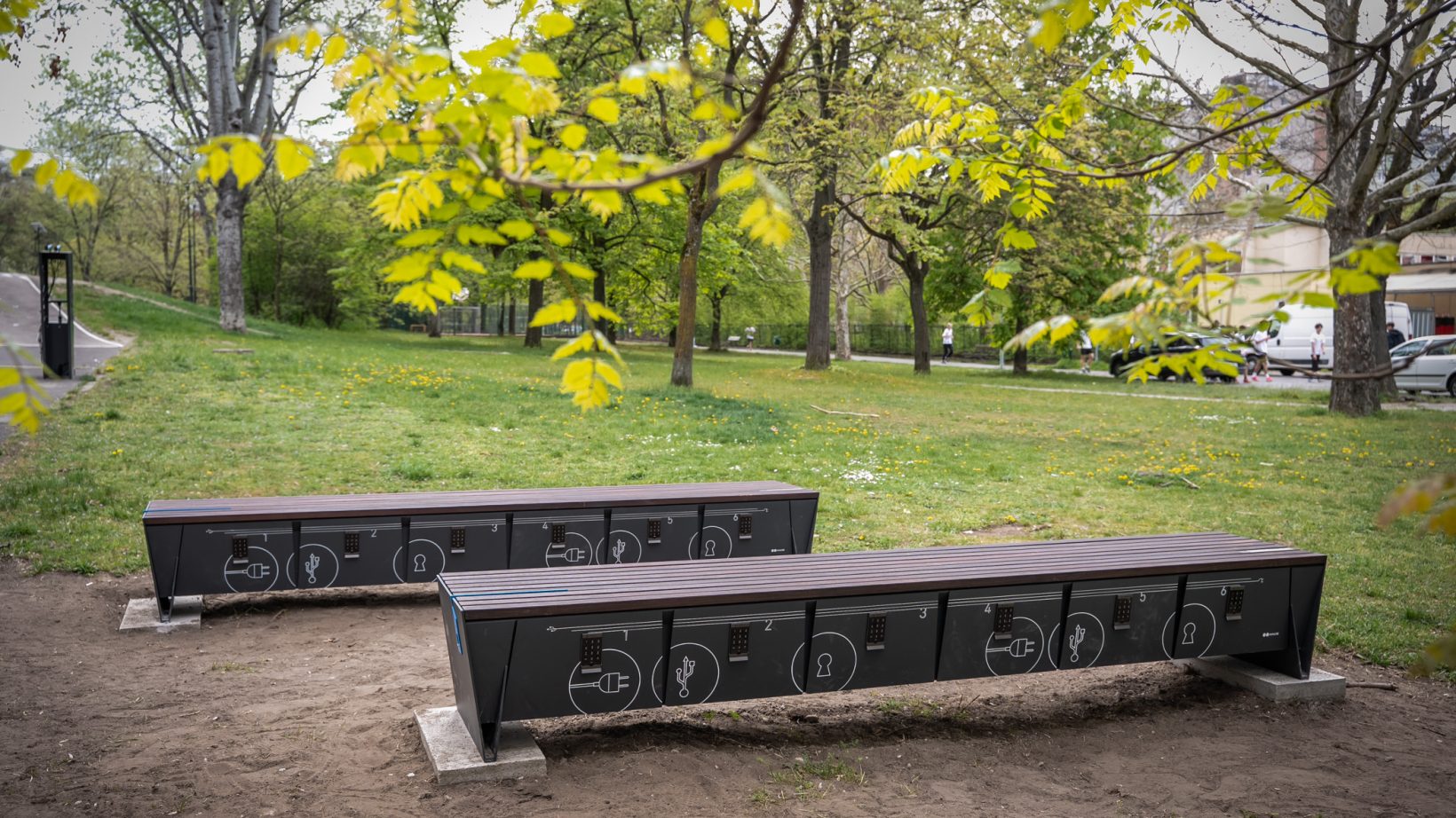 Kódos csomagmegőrző pad