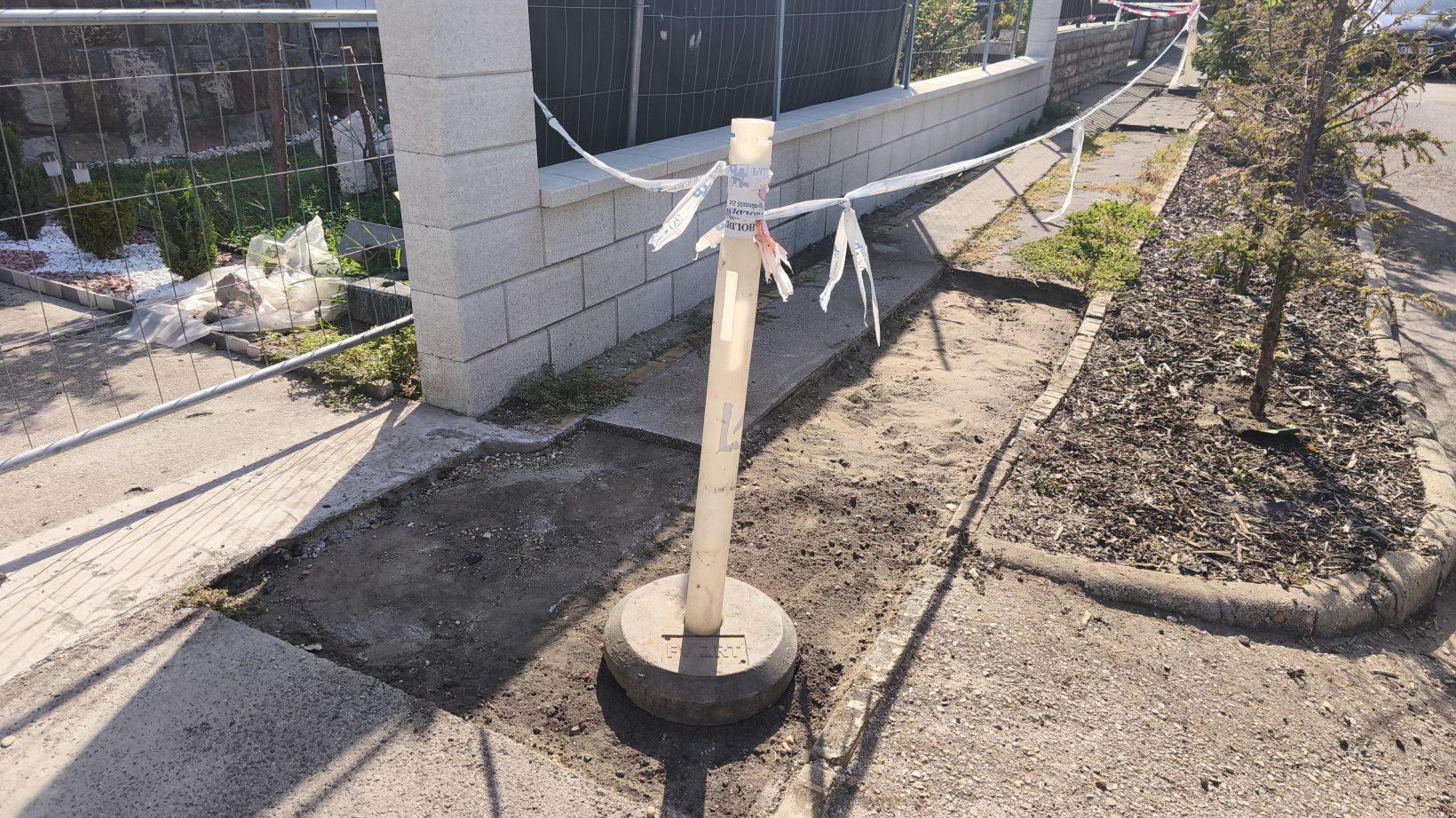 Litva utca 16. számnál járdajavítás történt