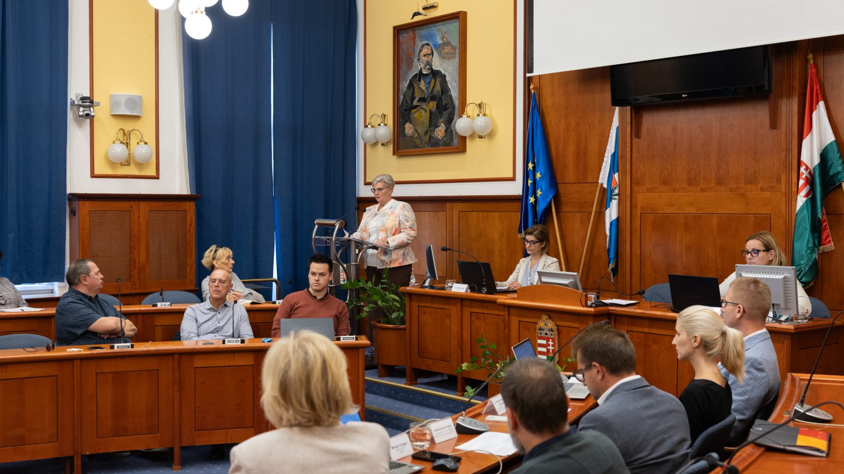 Cserdiné Németh Angéla polgármester felolvasta az előzetesen beérkezett kérdésekre adott szakértői válaszokat