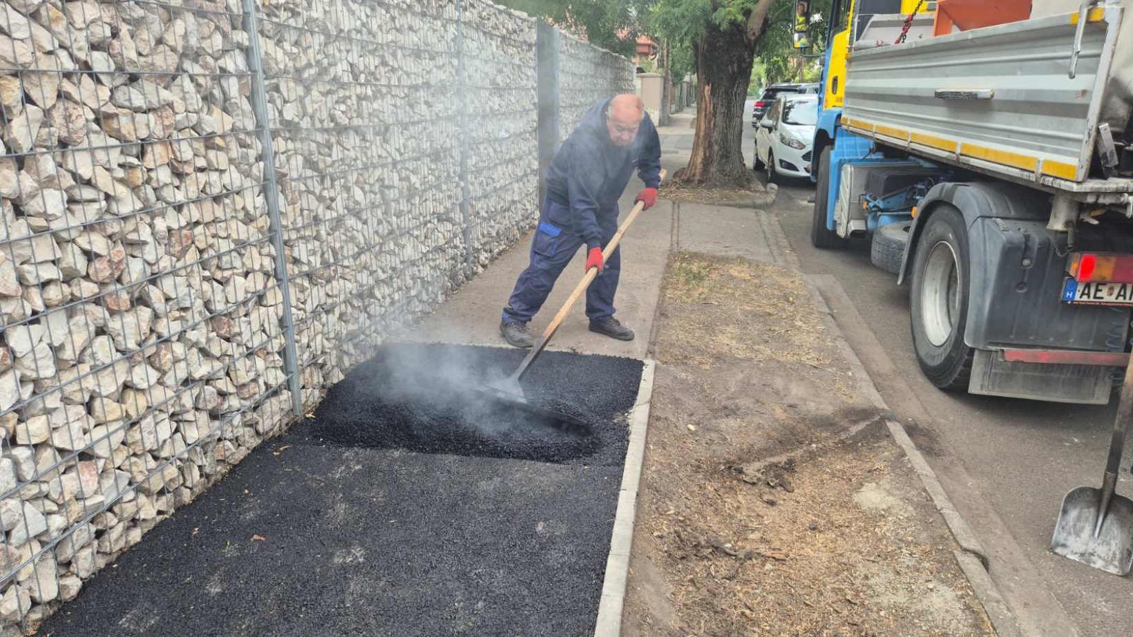 A szerkezetkész járda aszfaltozása