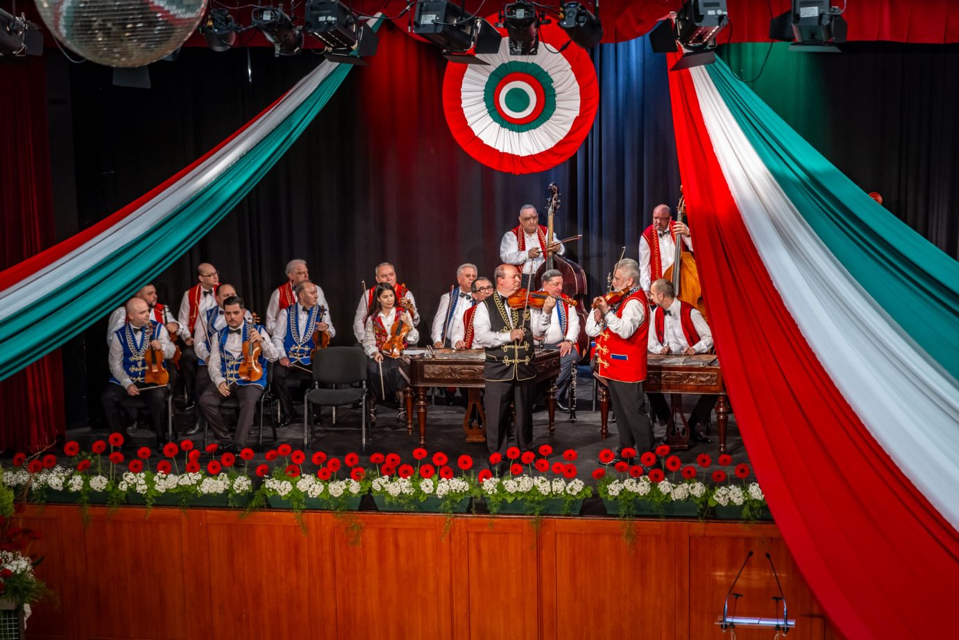 A 100 Tagú Cigányzenekar előadása