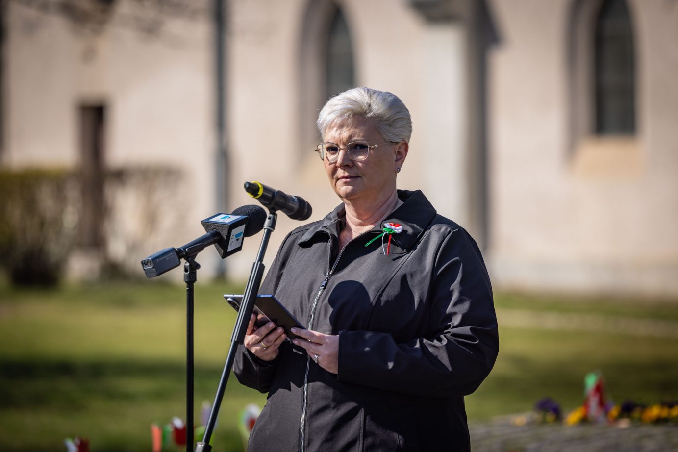 Cserdiné Németh Angéla beszédet mond