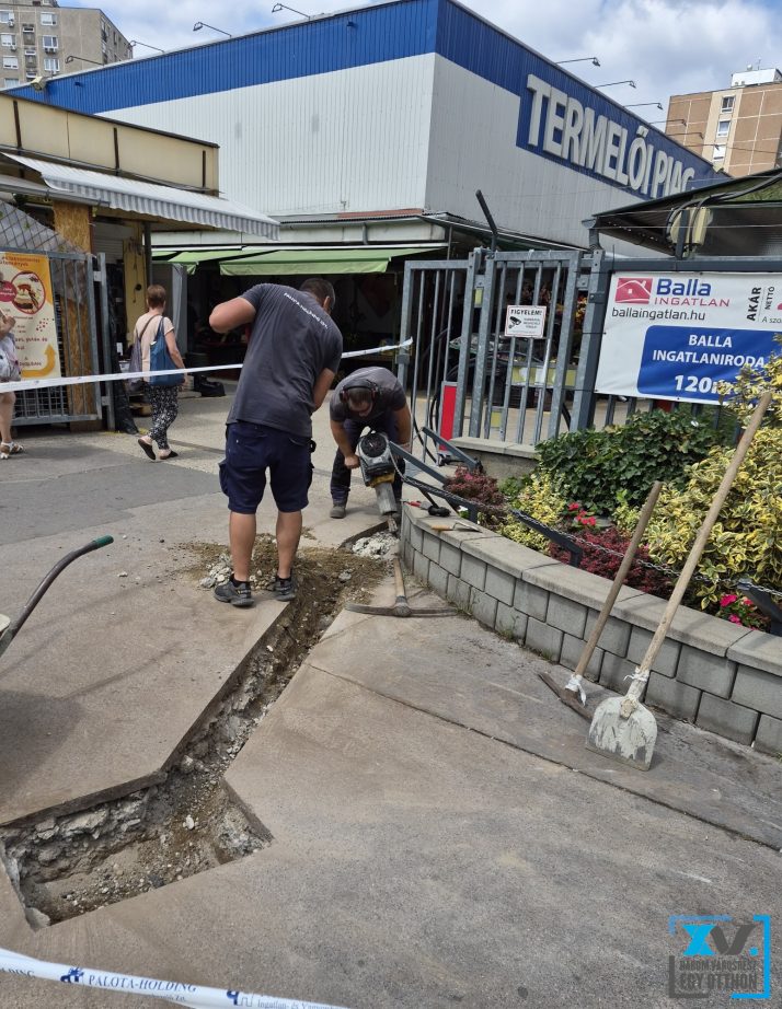 épül a párakapu a Vásárcsarnok mellett
