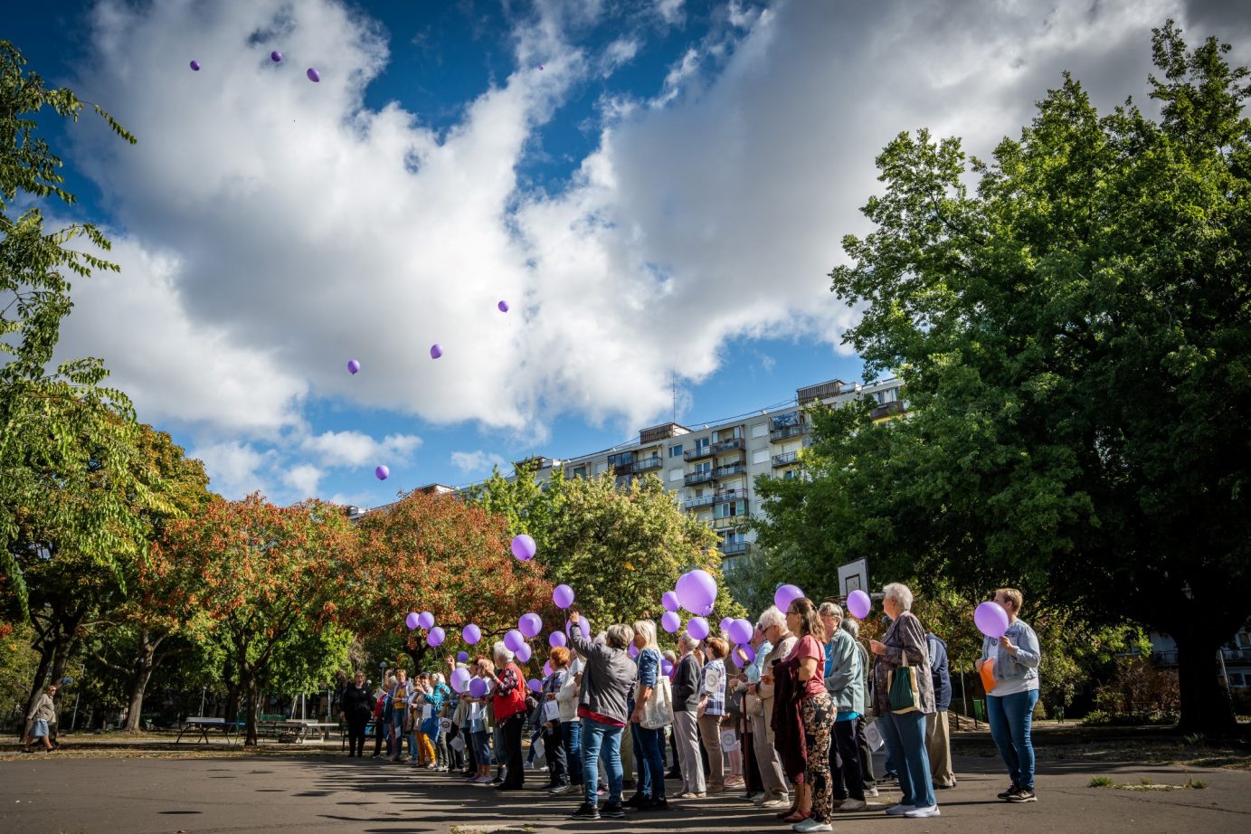 A program végén lila léggömbök emelkedtek a magasba